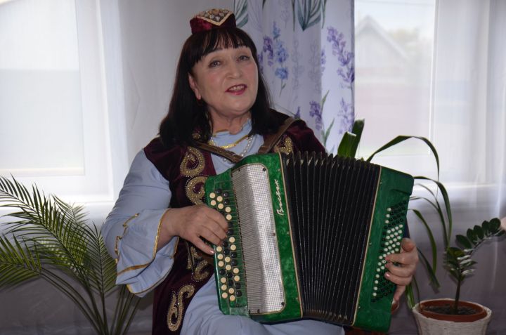 Гармонь, песня и стихи: как Фания Мухаметшина из Агрыза нашла своё призвание