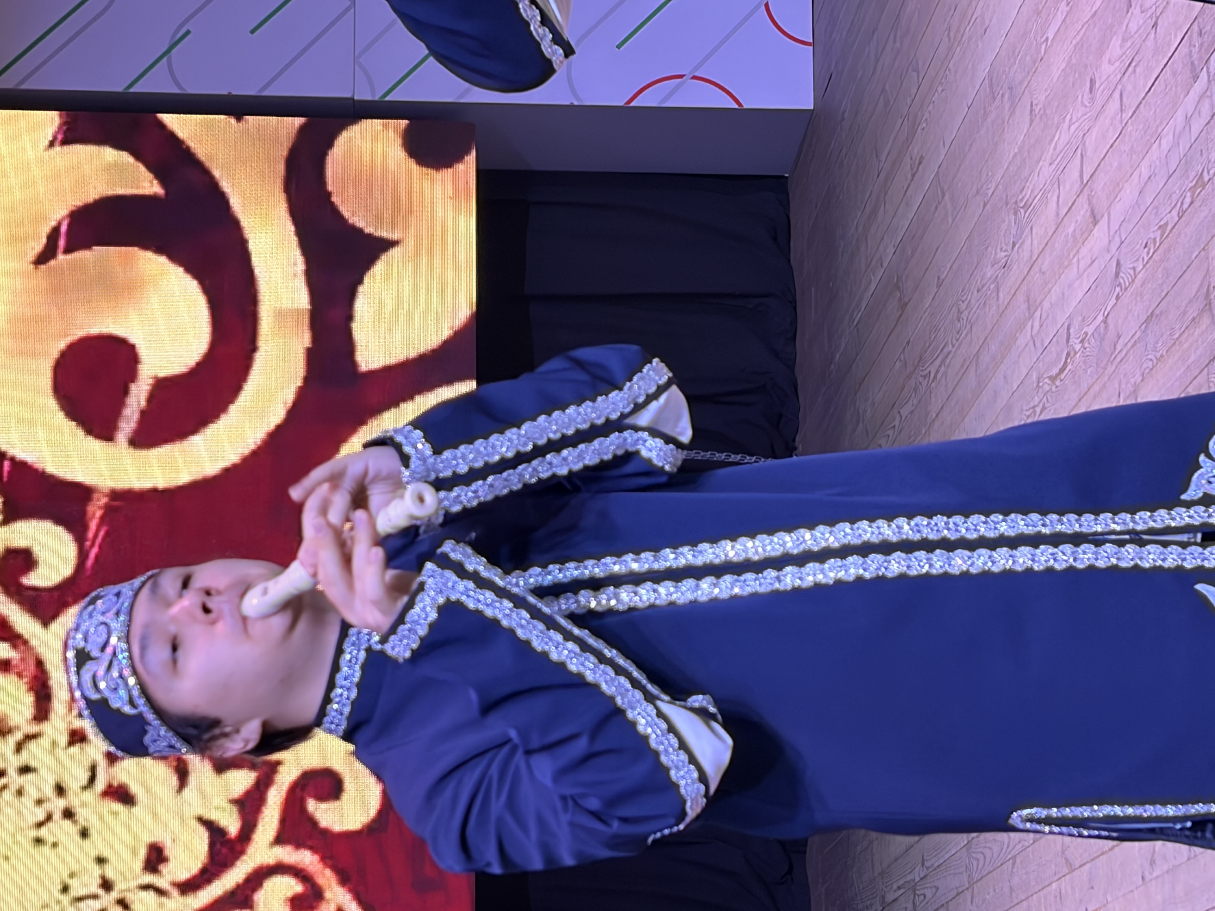 Район мәдәният йорты каршында эшләүче “Көмеш телле гармун” халык ансамбле. / М.Ягъфәрова фотосы