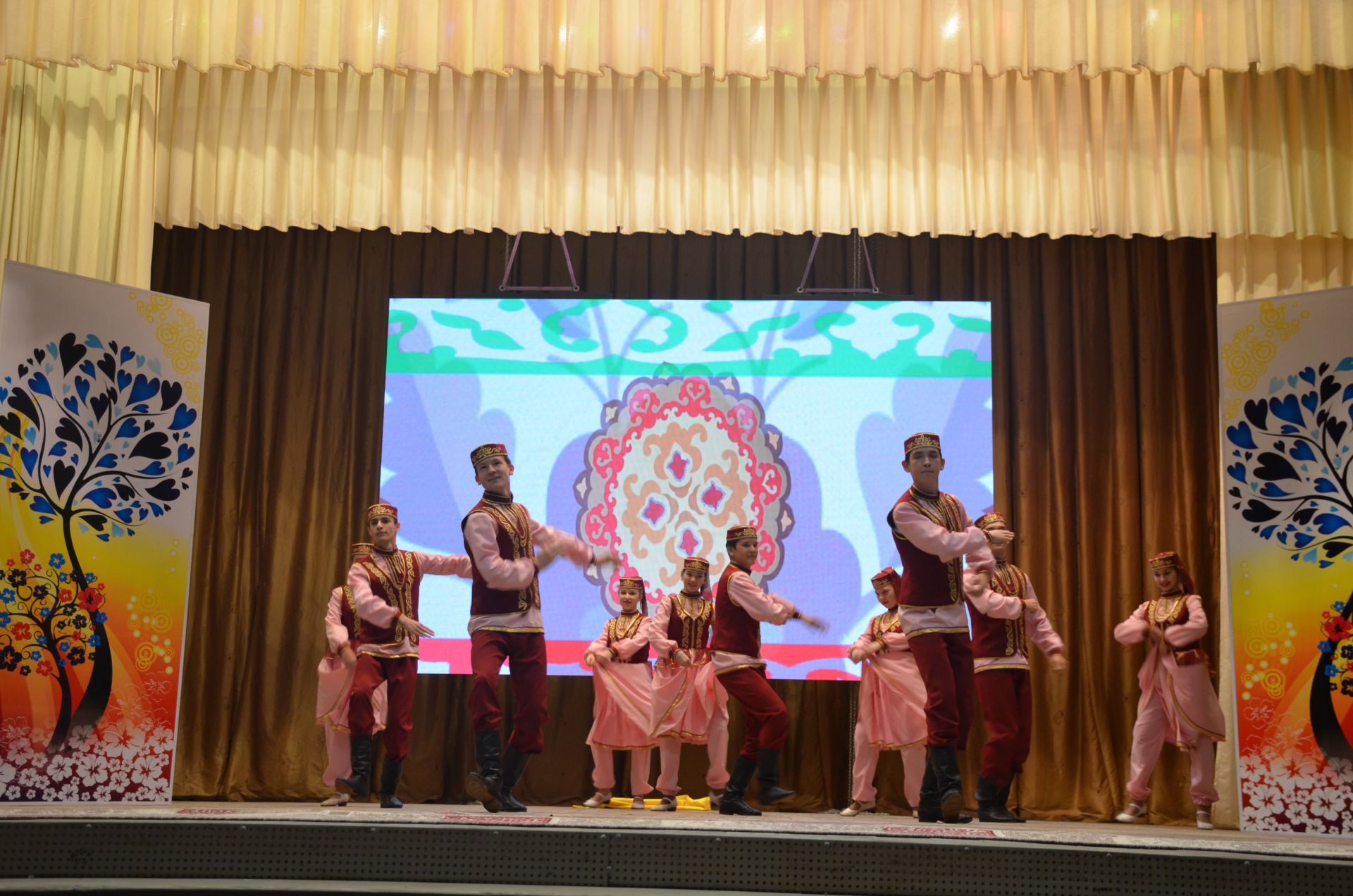 Праздник в честь Дня пожилых.