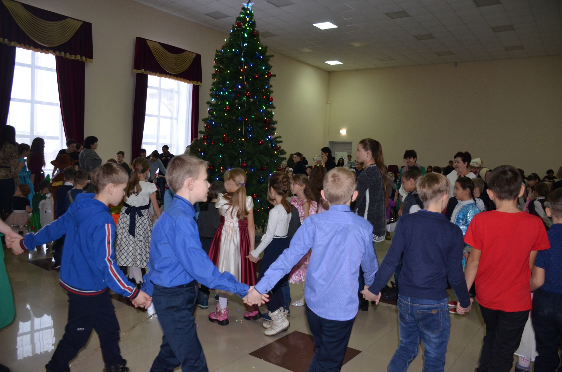 Стартовали новогодние праздники для детей