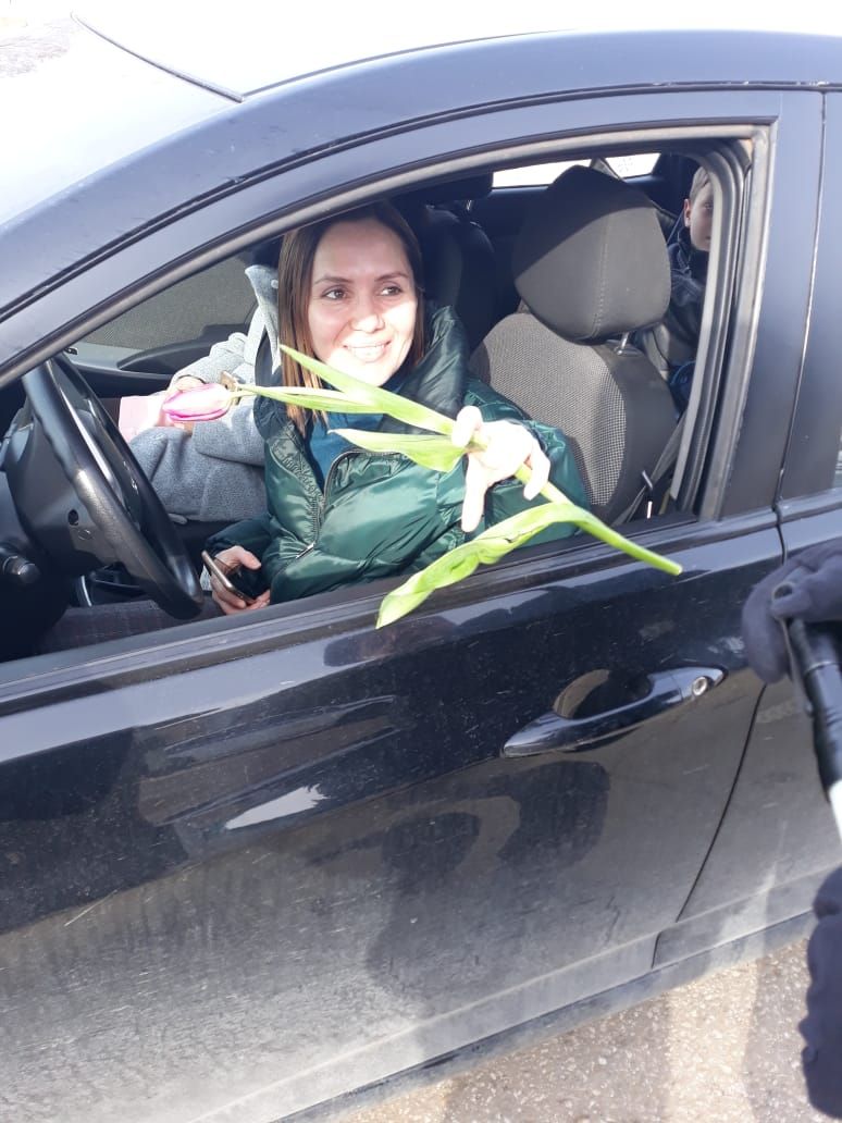 В Агрызе женщин-водителей с весенним праздником поздравили сотрудники ОГИБДД