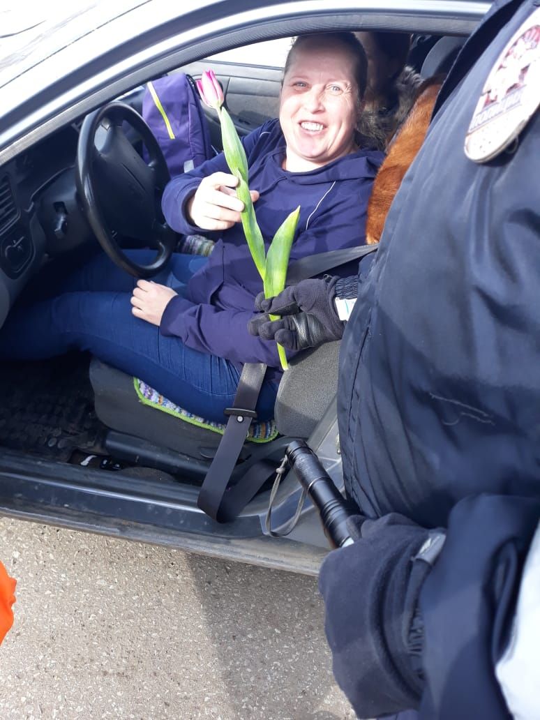 В Агрызе женщин-водителей с весенним праздником поздравили сотрудники ОГИБДД