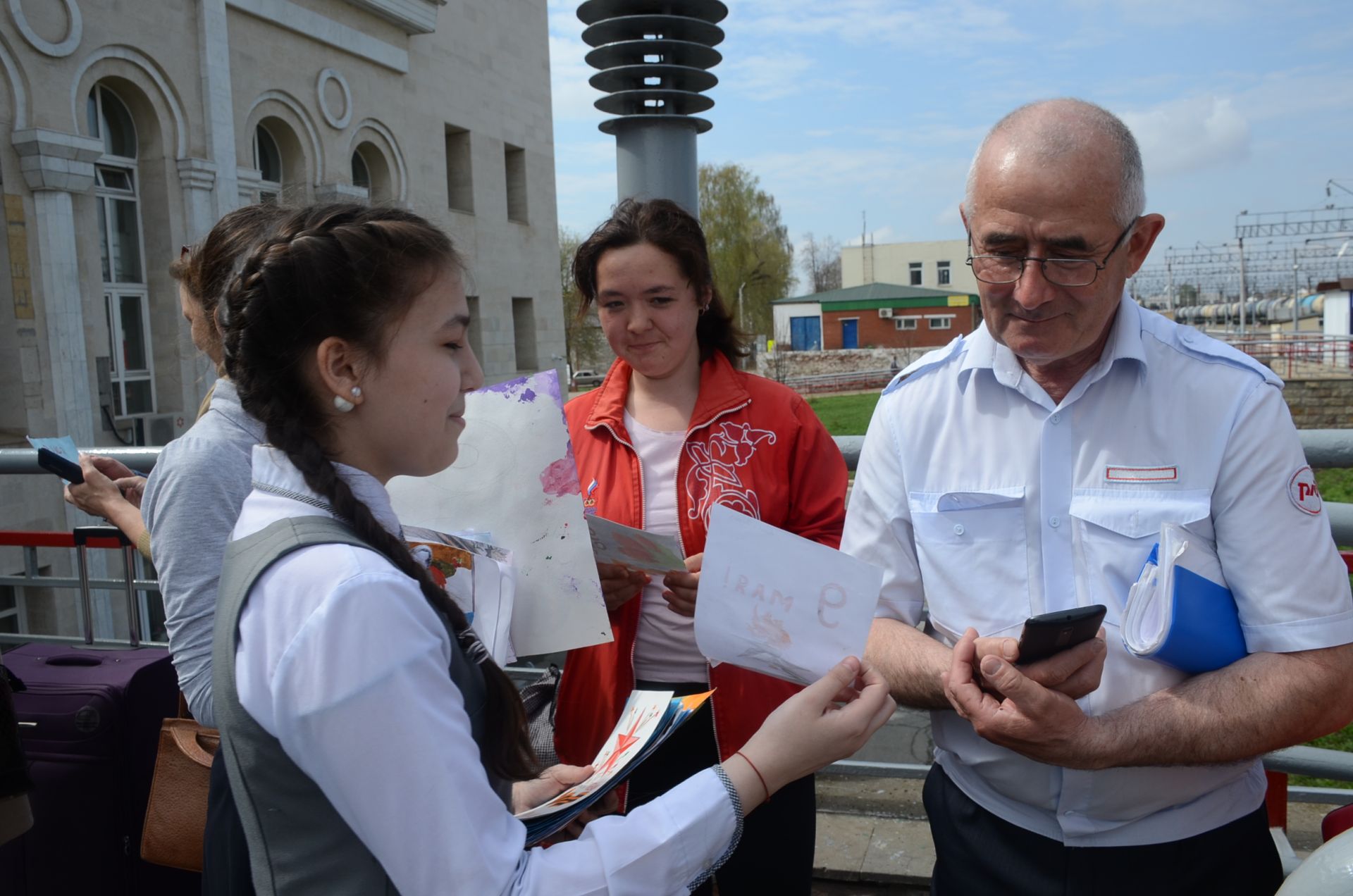 Учащиеся Агрызской школы искусств поставили на вокзале концерт в честь 9 Мая 