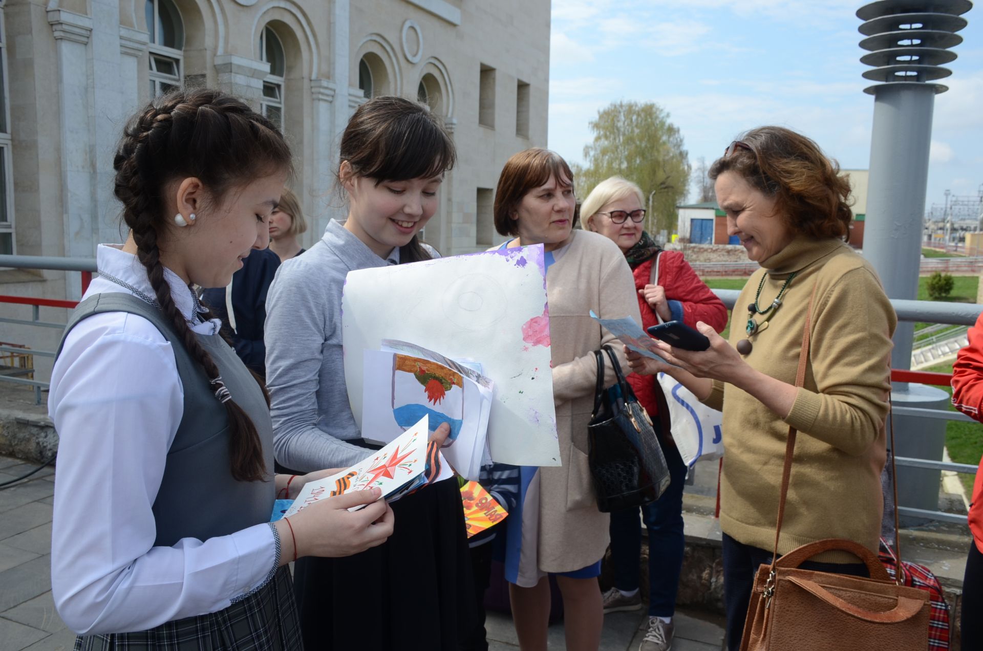 Учащиеся Агрызской школы искусств поставили на вокзале концерт в честь 9 Мая 