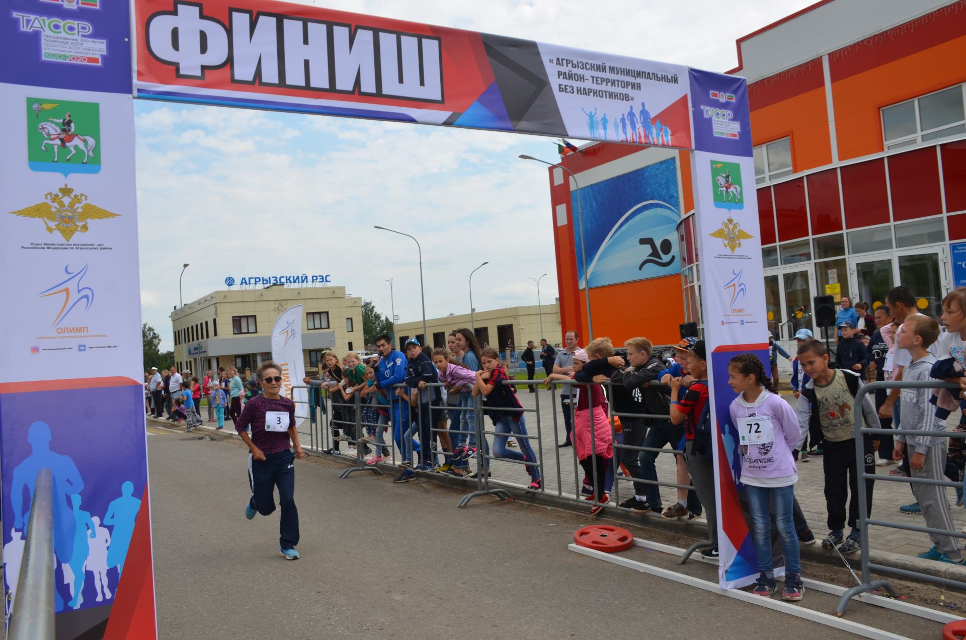 Сегодня агрызцы присоединились ко Всероссийскому легкоатлетическому пробегу под лозунгом "Россия - территория без наркотиков"