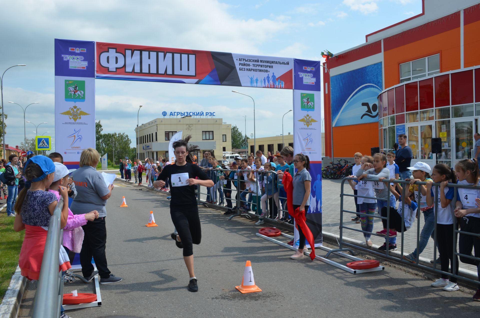 Сегодня агрызцы присоединились ко Всероссийскому легкоатлетическому пробегу под лозунгом "Россия - территория без наркотиков"