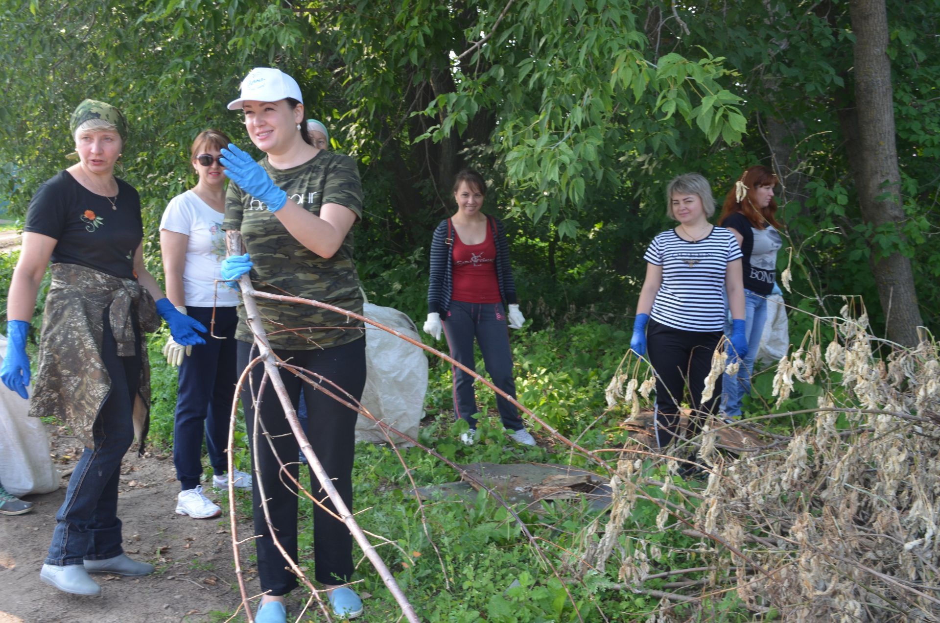 Очищаются берега реки Агрызки