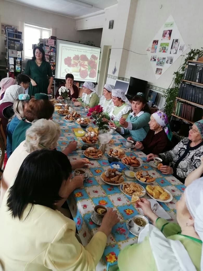 Район үзәк китапханәсендә хатын-кызларга багышланган бәйрәм булды