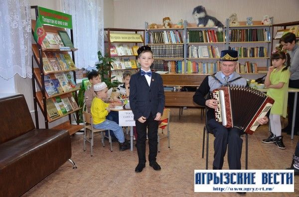 Балалар китапханәсендә әниләр һәм балалар 8 Март бәйрәменә җыелдылар