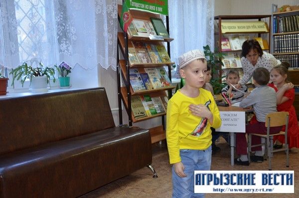 Балалар китапханәсендә әниләр һәм балалар 8 Март бәйрәменә җыелдылар