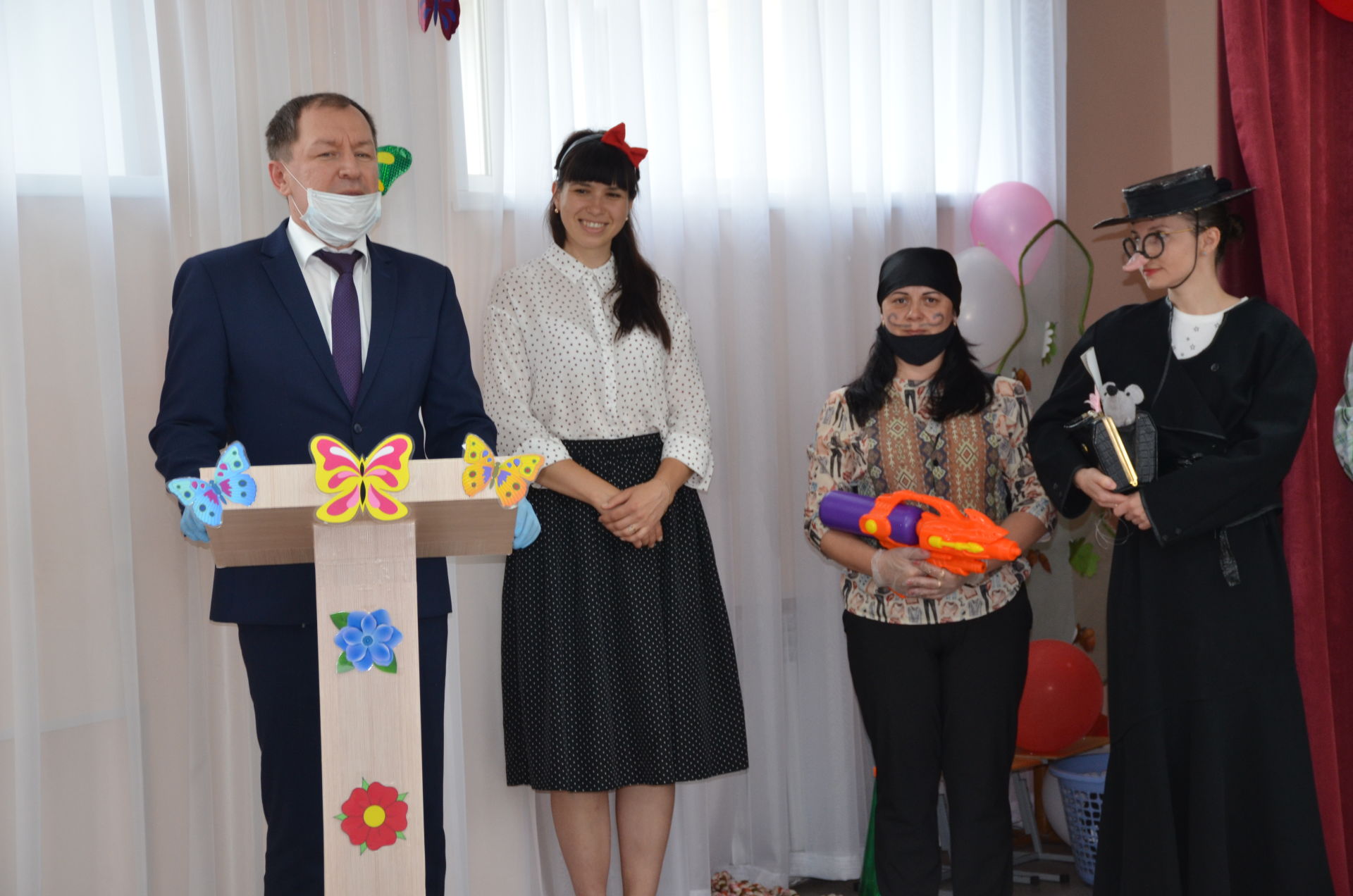 И. О. руководителя районного исполнительного комитета Азат Валеев поздравил детей с праздником