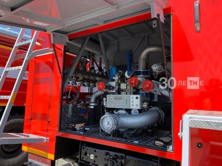 Спасатели МЧС оценили преимущества новой пожарной техники, переданной Рустамом Миннихановым
