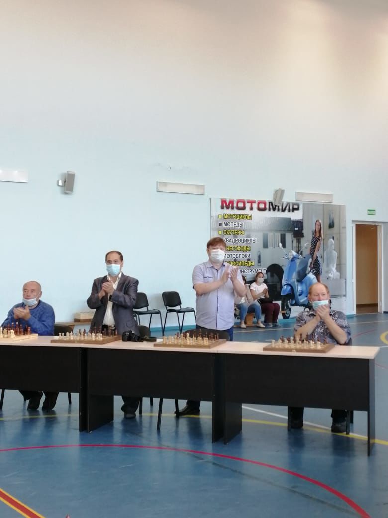 Известный шахматист Ленар Мурзин сыграл сразу с 13 игроками