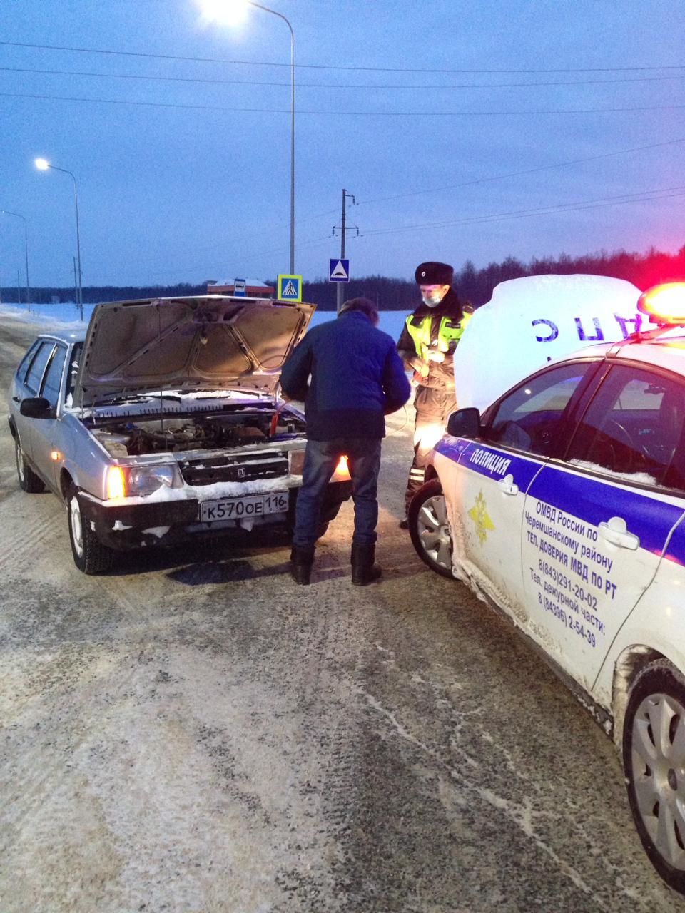 В Татарстане автоинспекторы не дали замерзнуть на трассе водителю и пассажирке