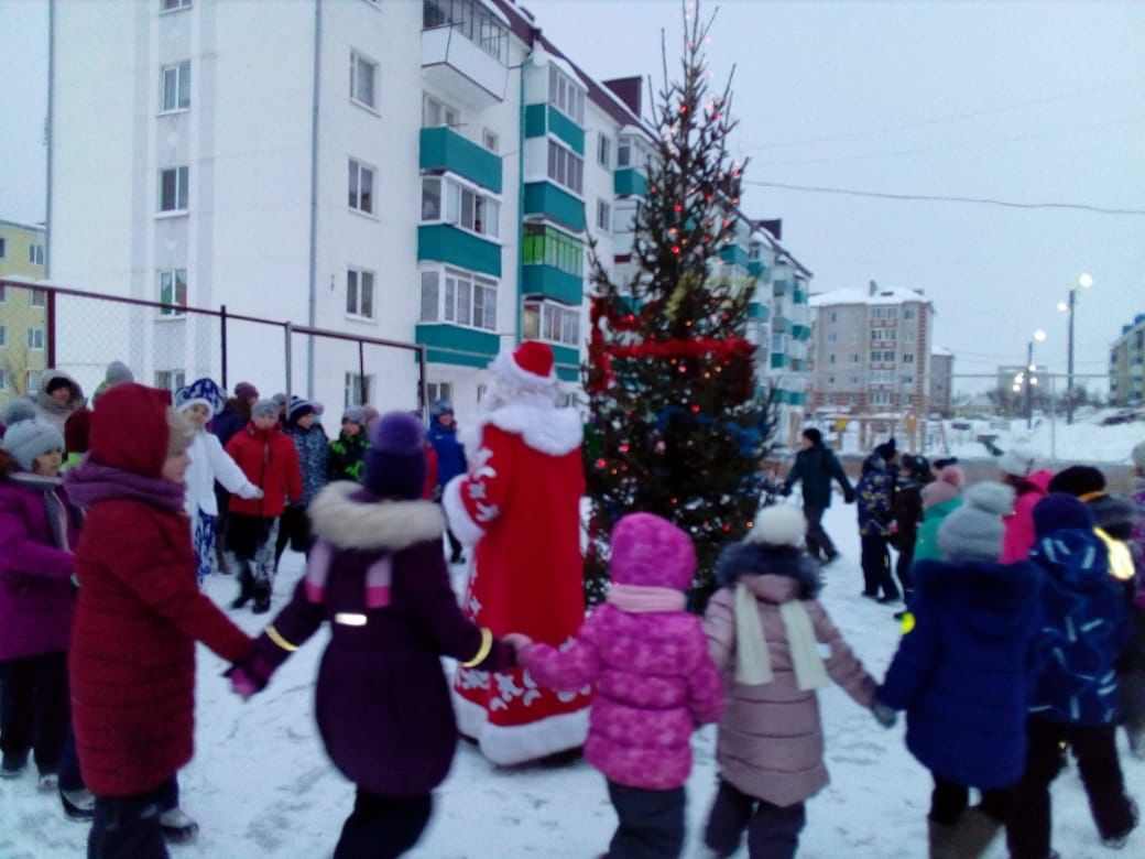 Рождественская елка в одном из дворов Агрыза