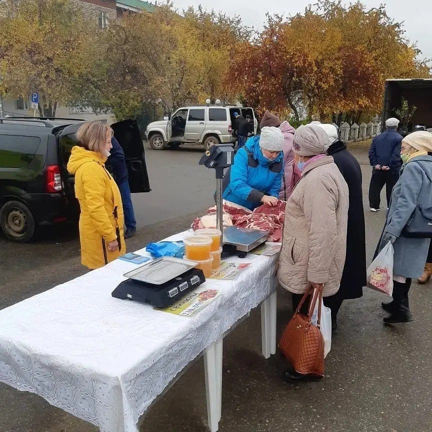 Активисты оказали помощь пожилым людям на ярмарке