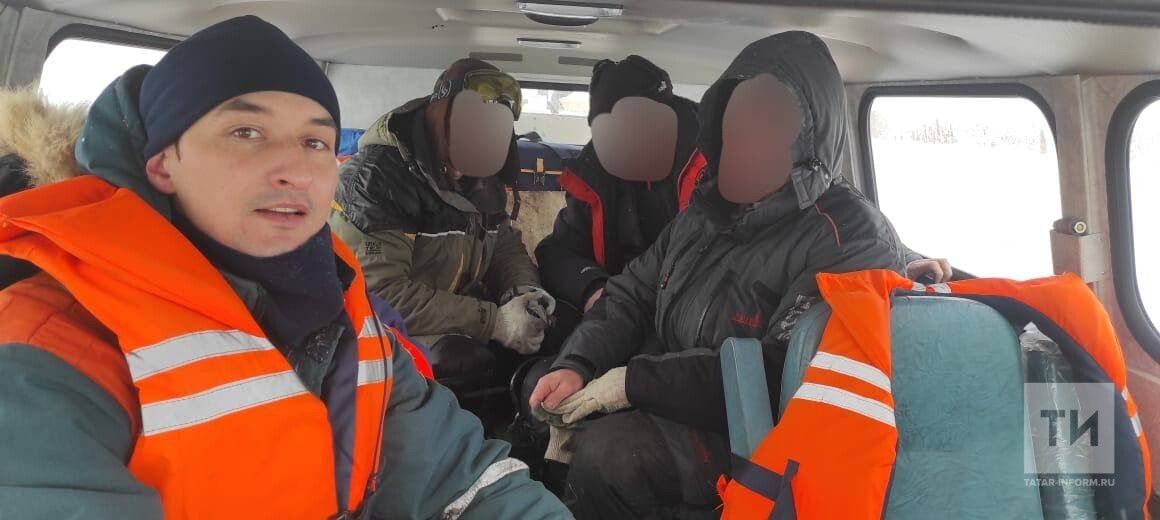 Три рыбака провалились под лед на снегоходе в Красном боре