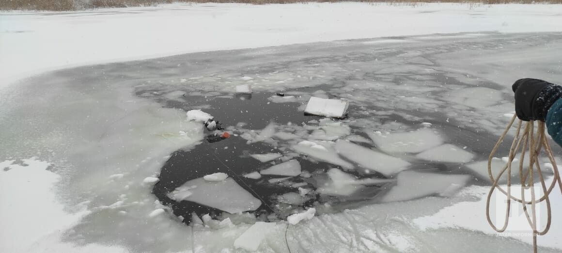 Три рыбака провалились под лед на снегоходе в Красном боре