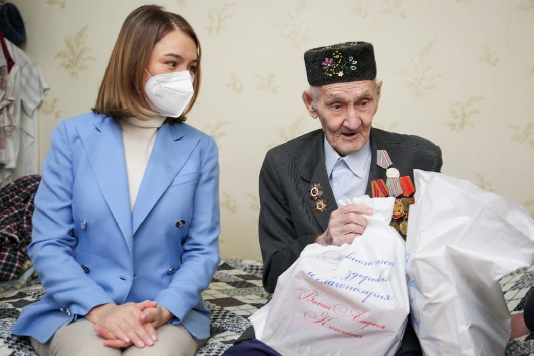 Депутаты дарят подарки участникам и инвалидам Великой Отечественной войны