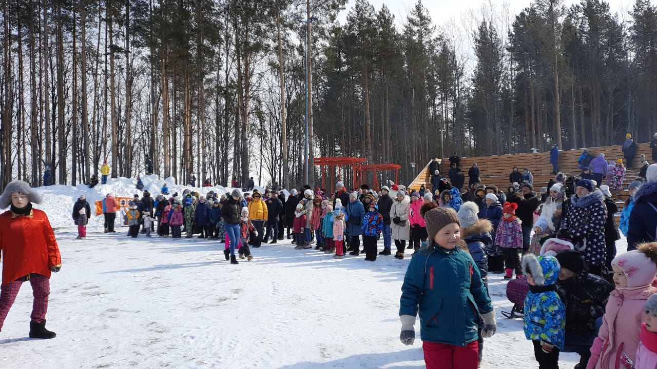 На масленичные гуляния в Агрызе собрались и  стар и млад