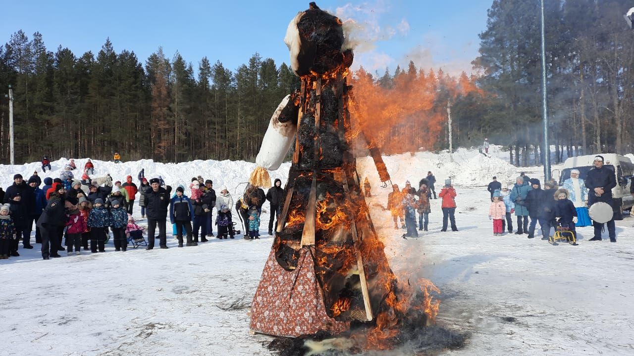 На масленичные гуляния в Агрызе собрались и  стар и млад