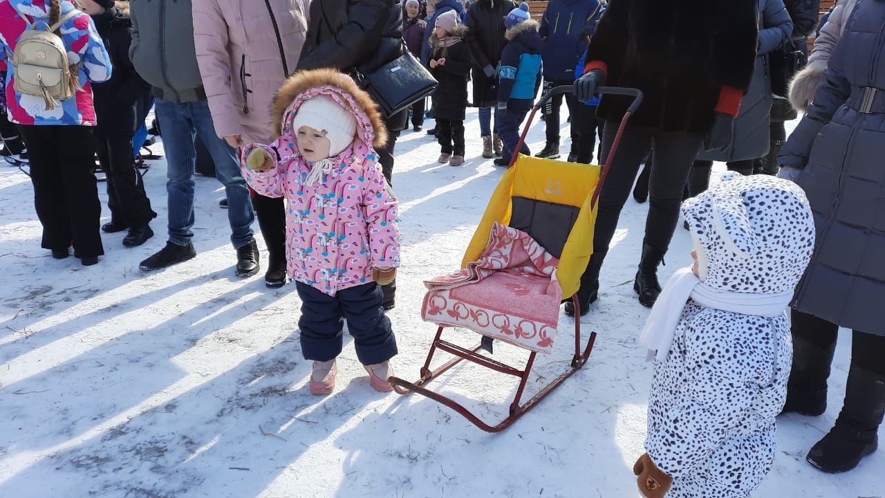 На масленичные гуляния в Агрызе собрались и  стар и млад