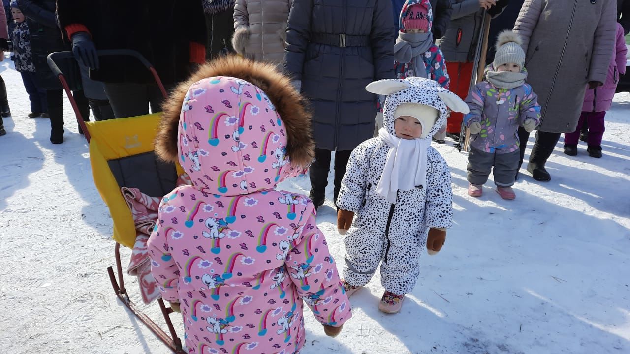 На масленичные гуляния в Агрызе собрались и  стар и млад