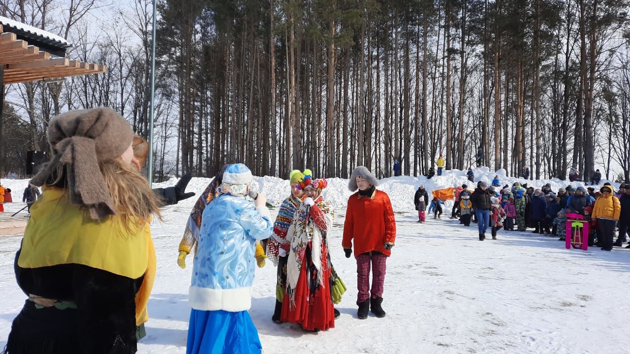 На масленичные гуляния в Агрызе собрались и  стар и млад