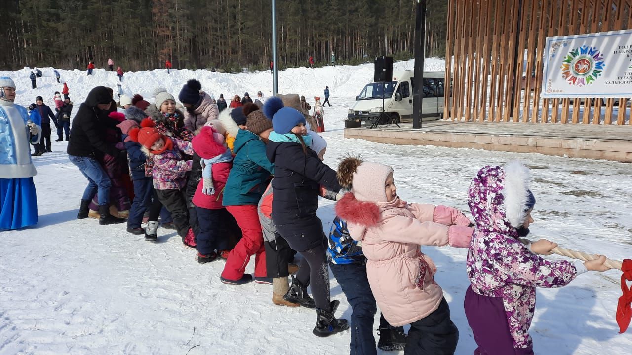 На масленичные гуляния в Агрызе собрались и  стар и млад