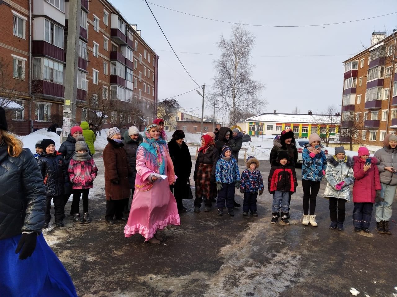 В ТОС "Уютный дворик" порадовали жителей Масленичными гуляниями