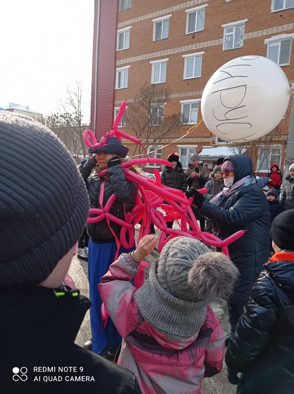 В ТОС "Уютный дворик" порадовали жителей Масленичными гуляниями