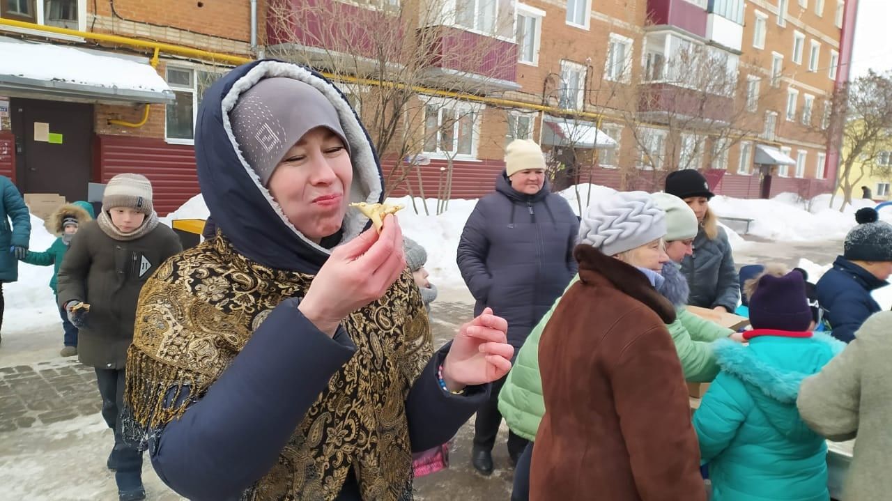 В ТОС "Уютный дворик" порадовали жителей Масленичными гуляниями