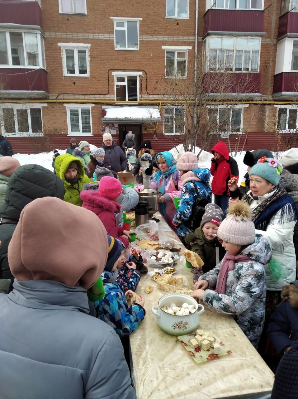 В ТОС "Уютный дворик" порадовали жителей Масленичными гуляниями