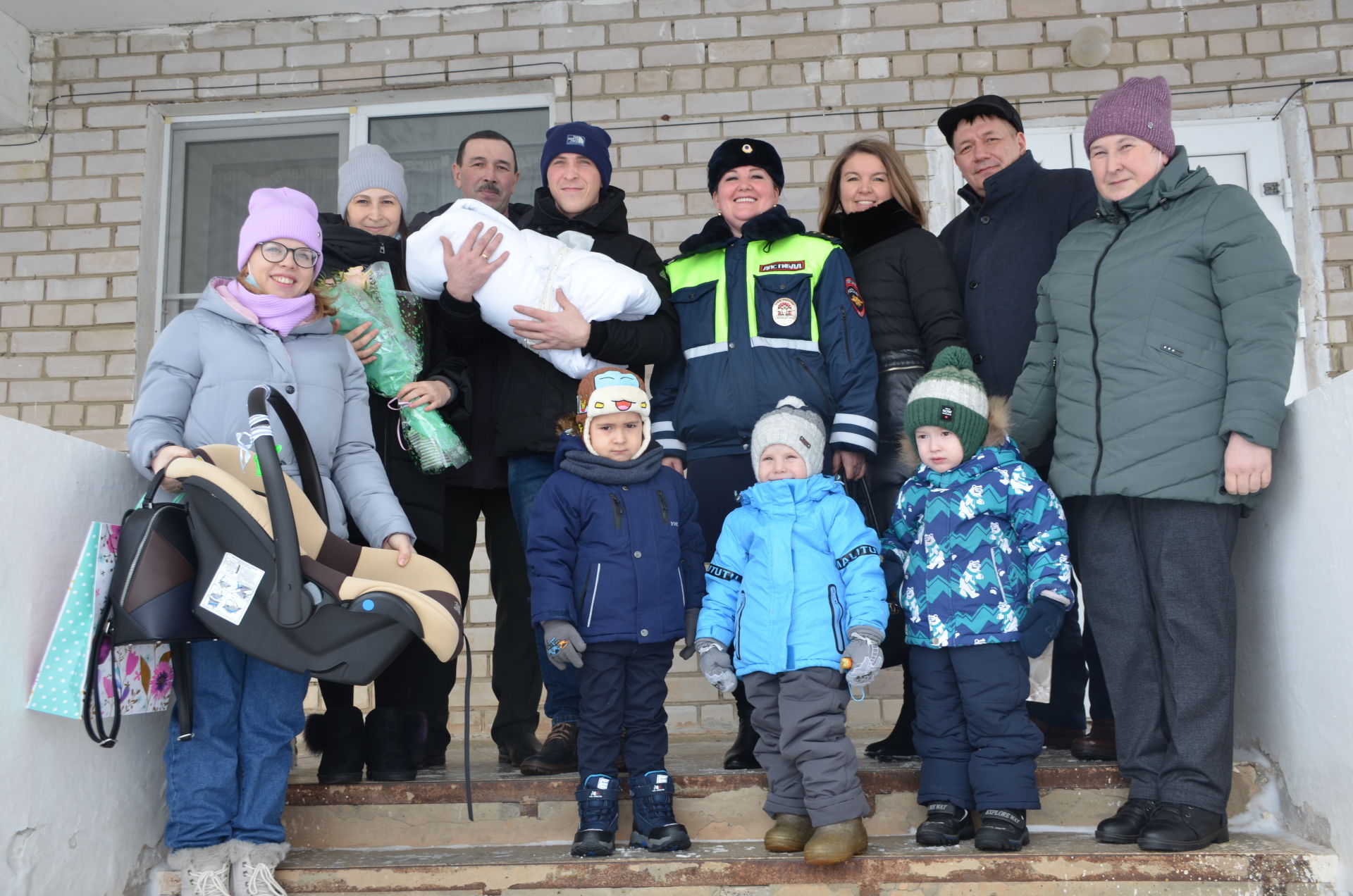 В Агрызском роддоме малышке Айлин вручили подарок от республиканского управления ГИБДД