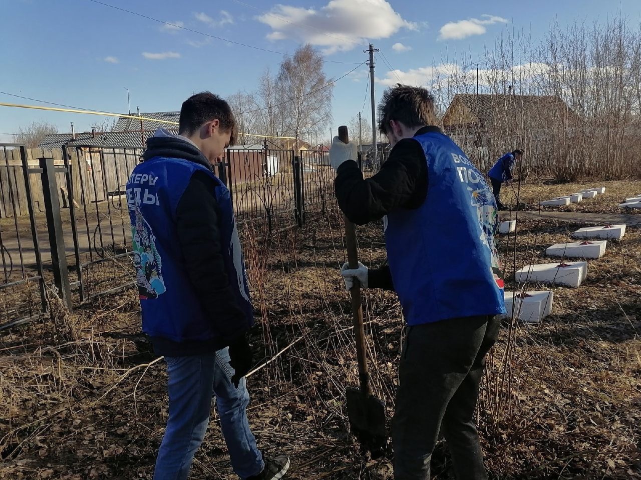 "Волонтеры Победы" благоустроили территорию братской могилы