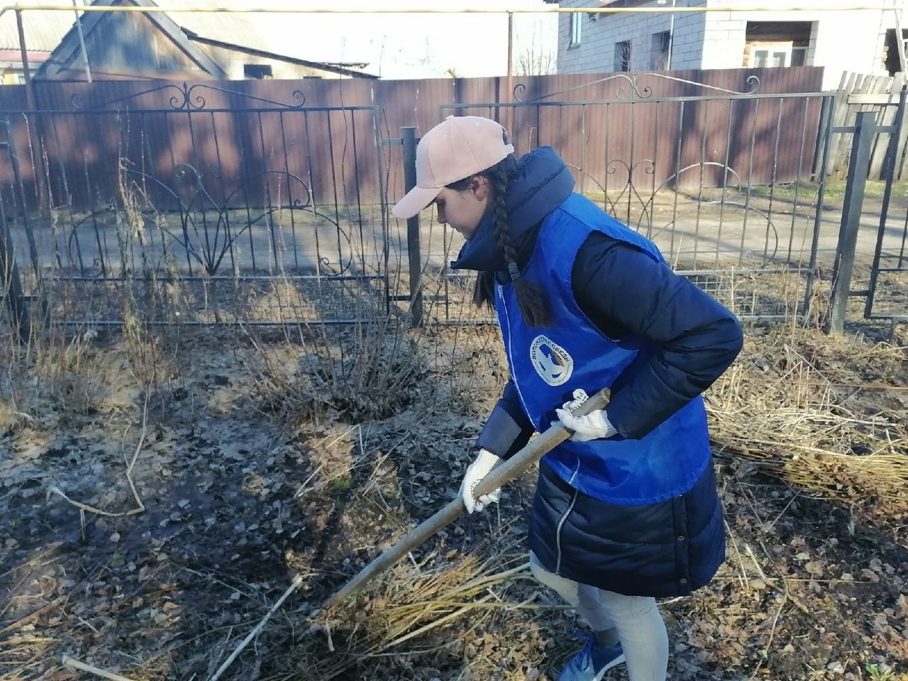 "Волонтеры Победы" благоустроили территорию братской могилы