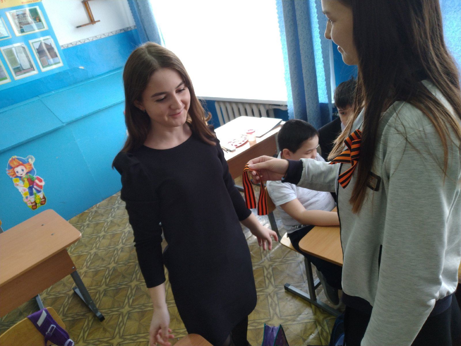 Школьники района раздают Георгиевские ленточки