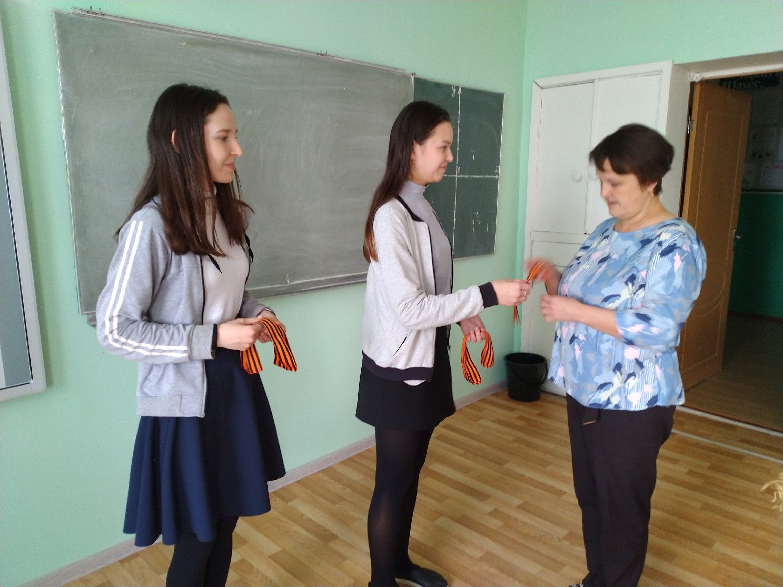 Школьники района раздают Георгиевские ленточки