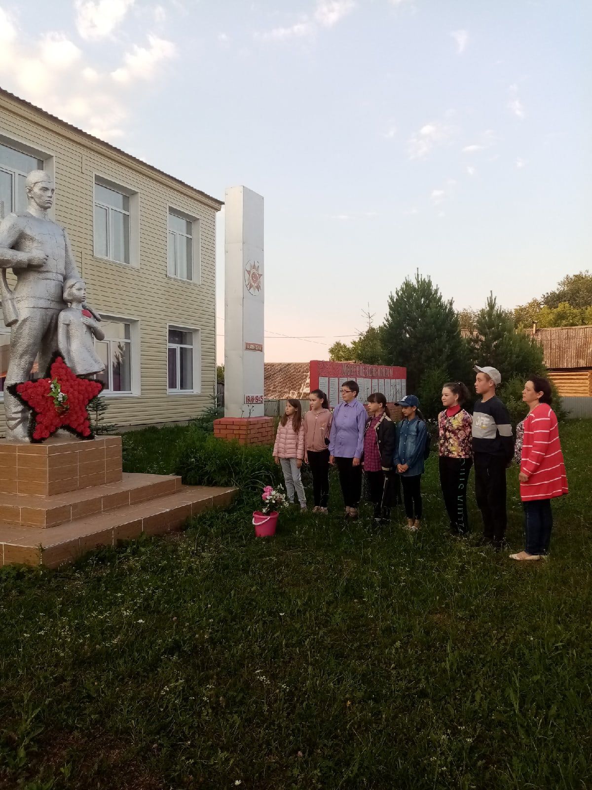 Исенбаевцы в 4.00 часа утра собрались у мемориала