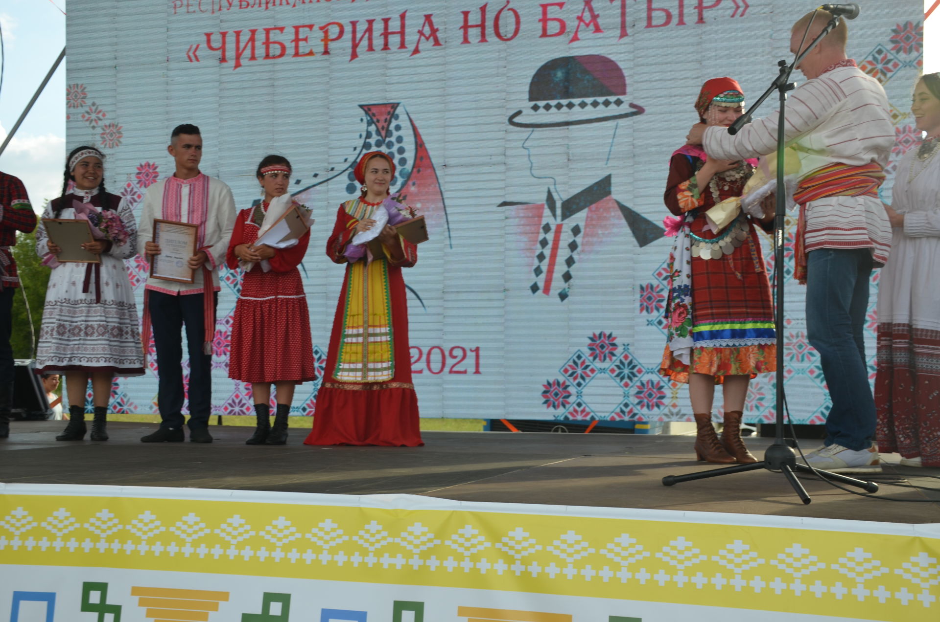 На празднике "Гырон Быдтон" выбрали самую красивую удмуртку и самого сильного удмурта