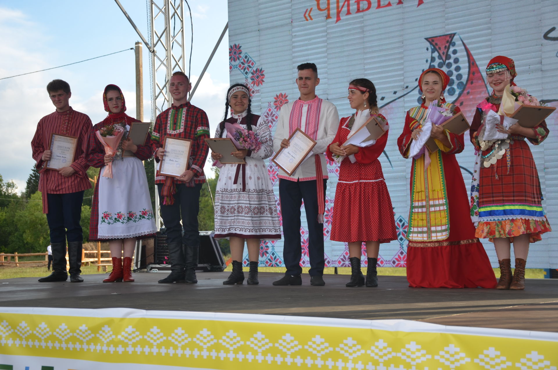 На празднике "Гырон Быдтон" выбрали самую красивую удмуртку и самого сильного удмурта