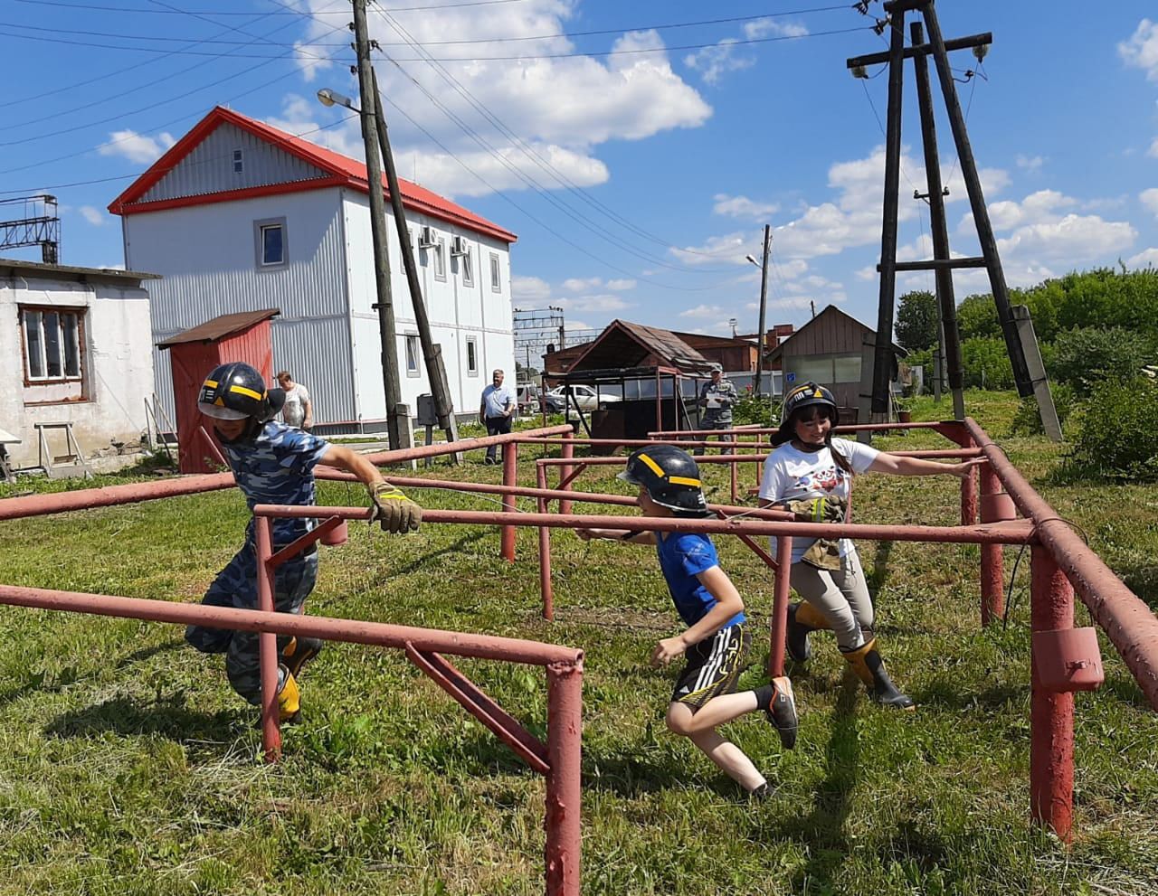 В Агрызе прошел конкурс "Папа, мама, я - мы с пожарными друзья"