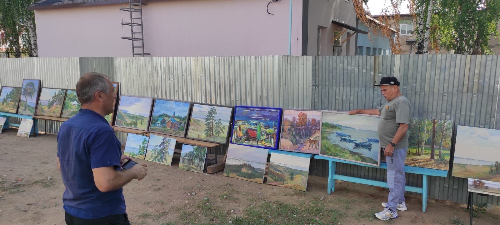 В селе Красный Бор проходит большая выставка картин известных художников