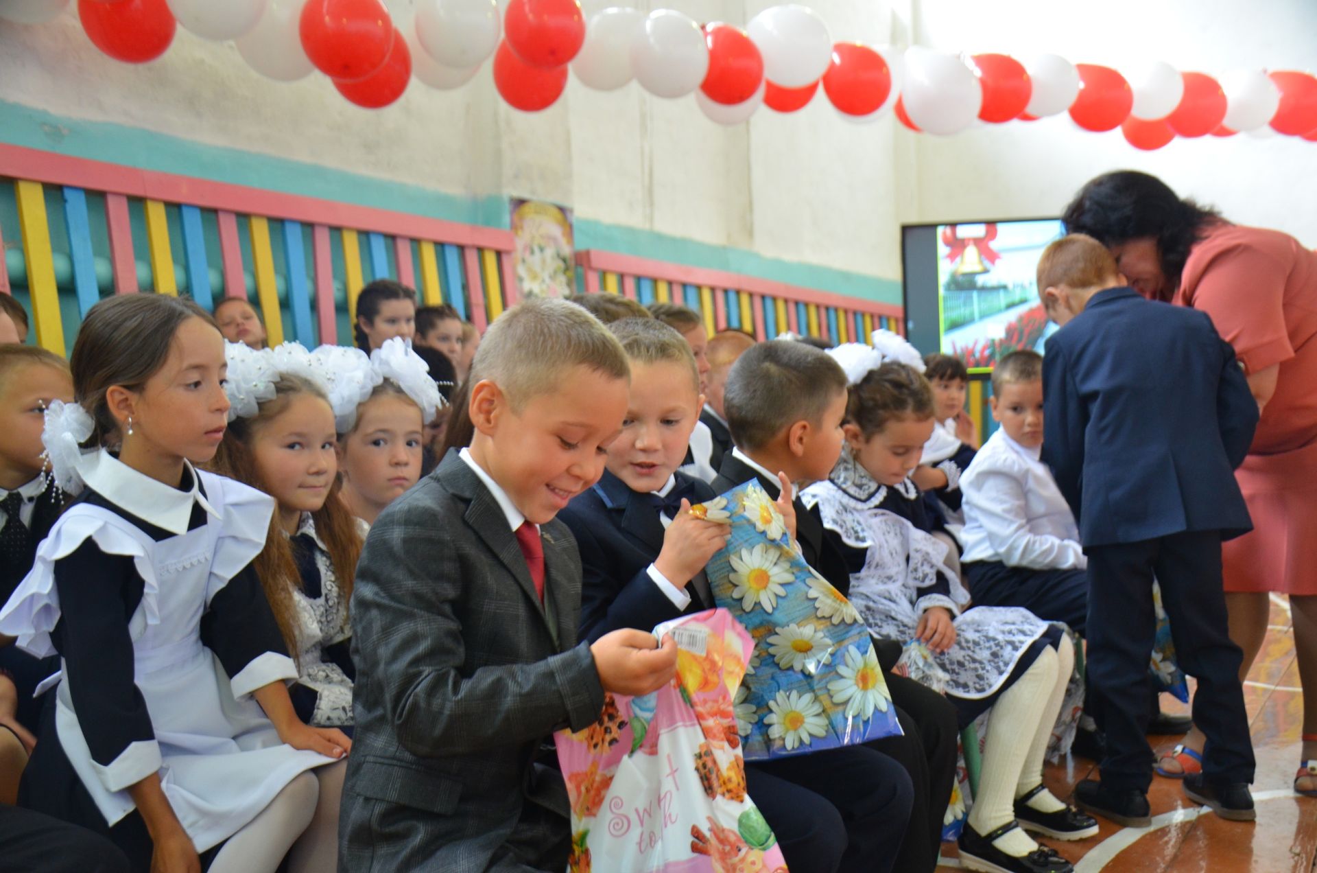 В Исенбаевской школе прошла торжественная линейка с участием почетных гостей