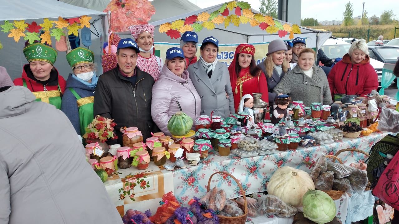 Агрызские работники образования принимают участие в ярмарке в Казани