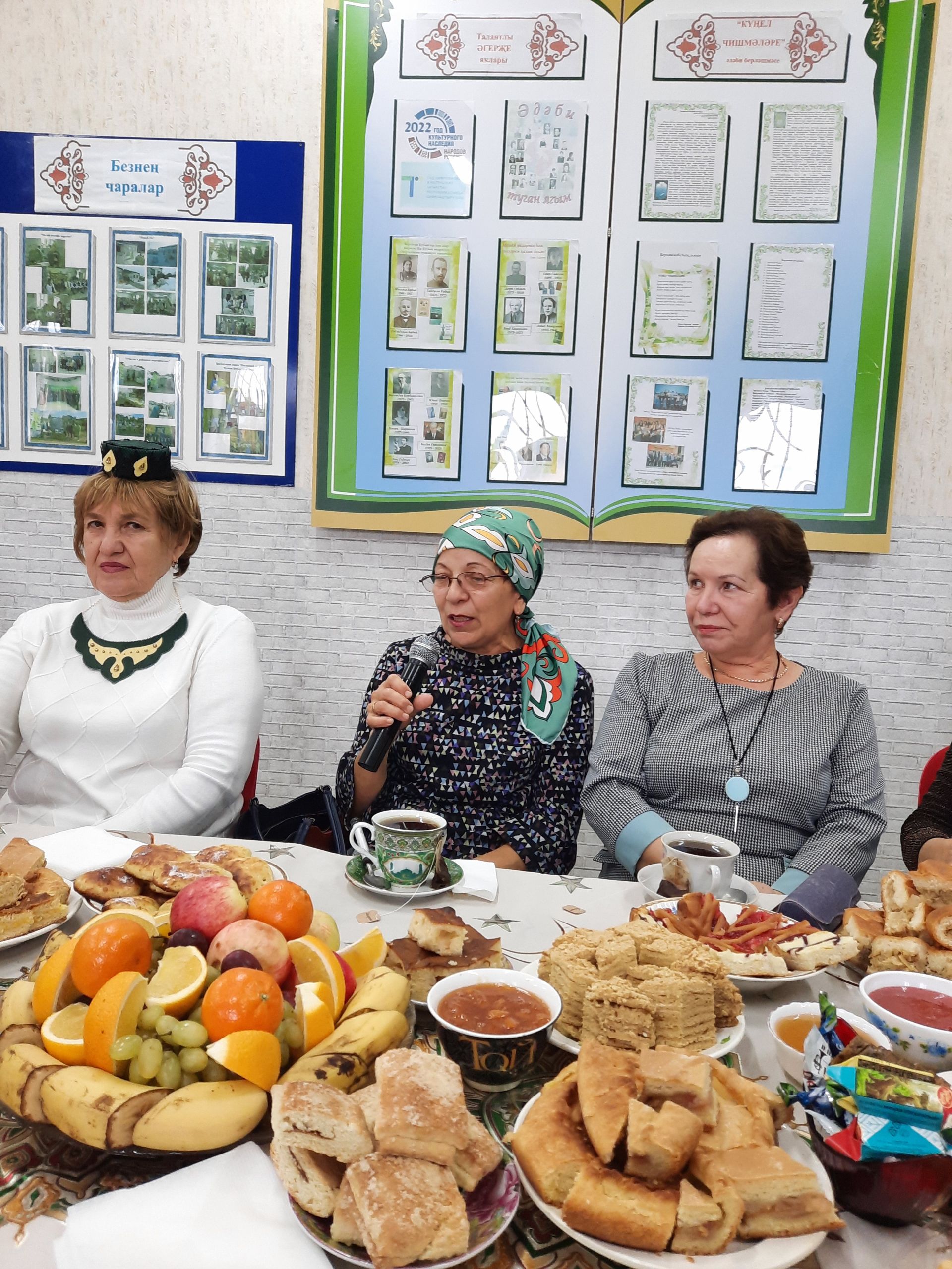 Читатели «золотого возраста» собрались в библиотеке на праздничное мероприятие