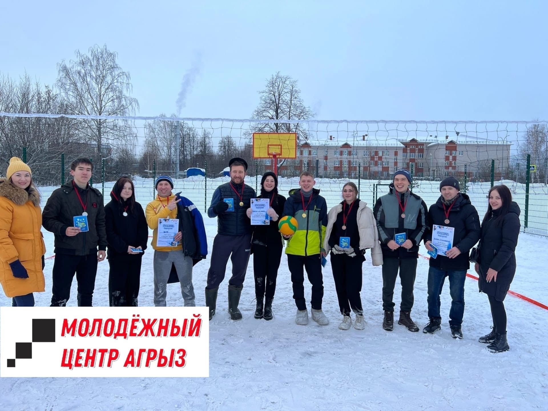 В Агрызе назвали победителей волейбола в варежках