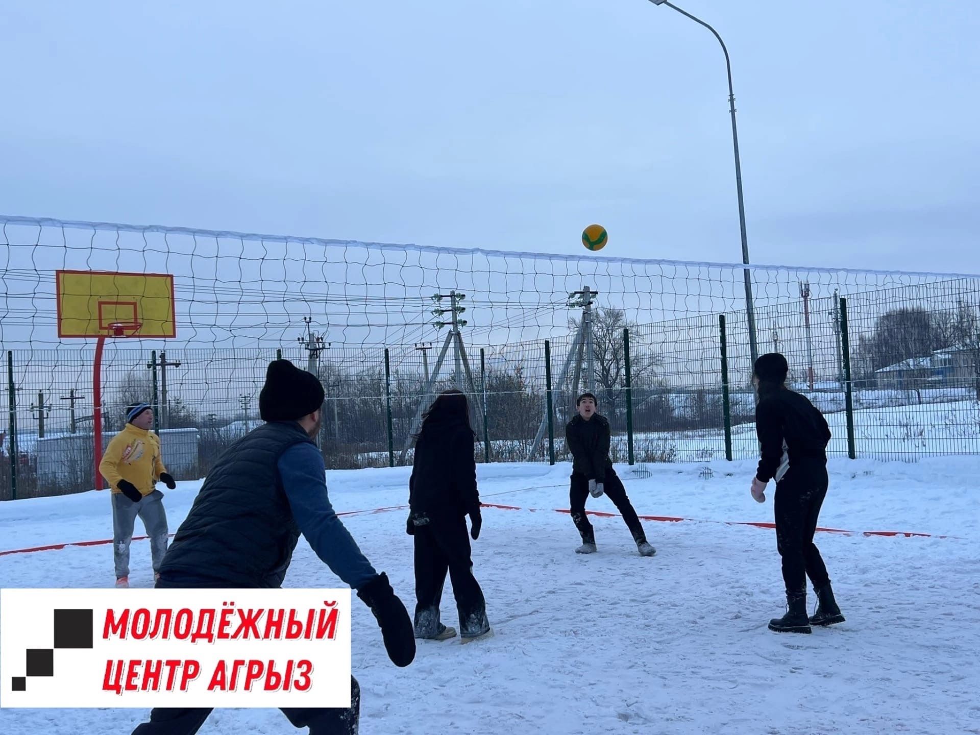 В Агрызе назвали победителей волейбола в варежках