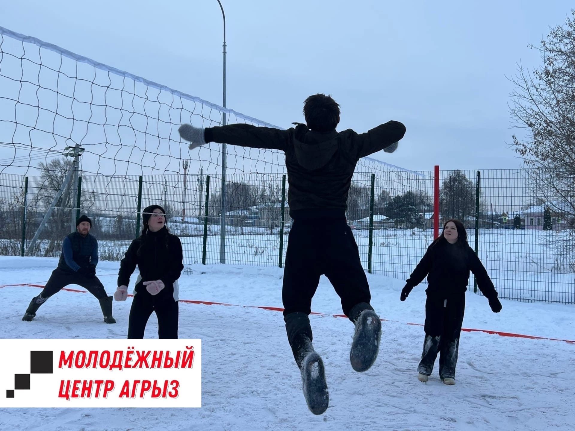 В Агрызе назвали победителей волейбола в варежках