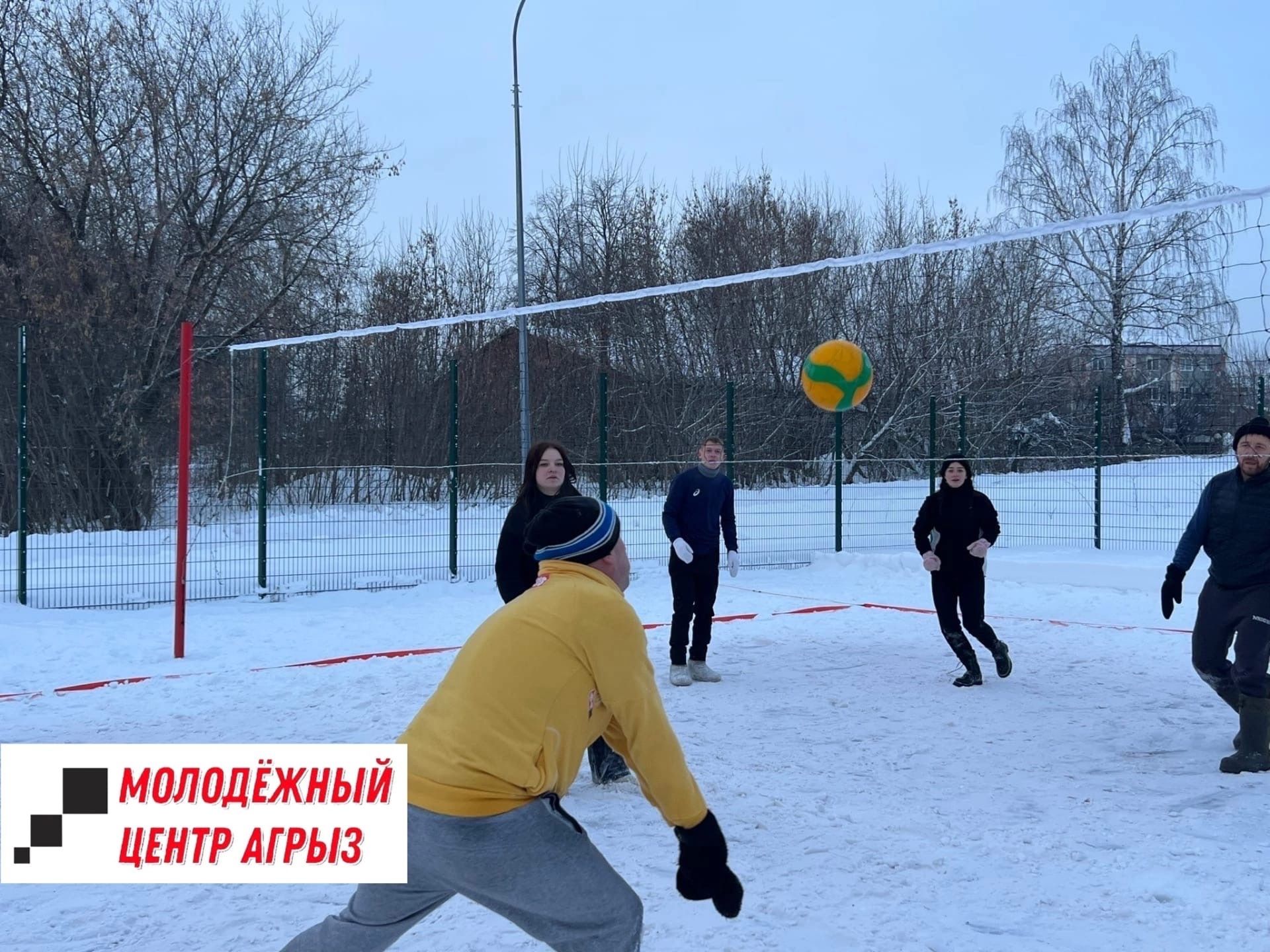 В Агрызе назвали победителей волейбола в варежках